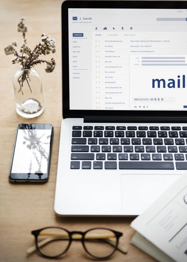 composing-email-digital-device reduzida