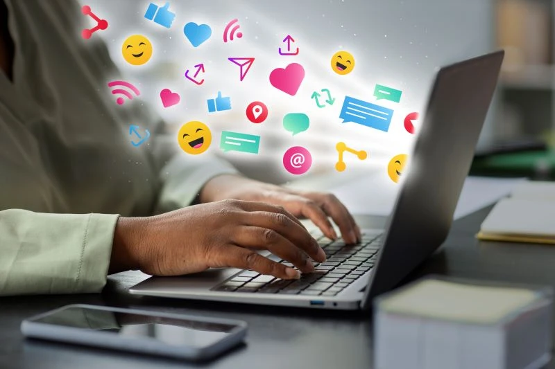 social-media-marketing-concept-marketing-with-applications reduzida